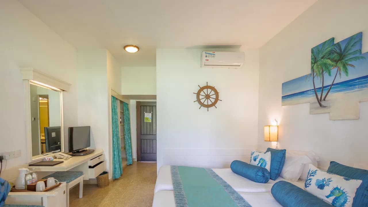 Voyager Beach Resort — safari photo 3