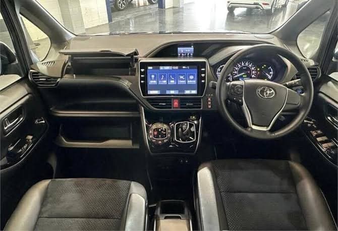 Toyota Noah / Voxy — safari photo 3