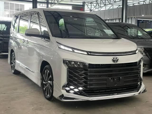 Toyota Noah / Voxy — safari photo 2